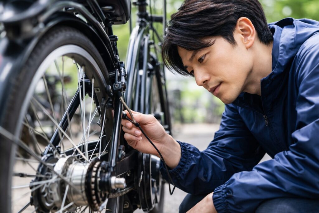 あさひの電動自転車でエラーコード23の原因を調べるためスピードセンサーの配線を確認している様子